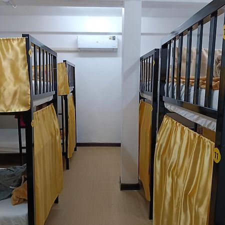 Silom Guesthouse Bangkok Exterior photo