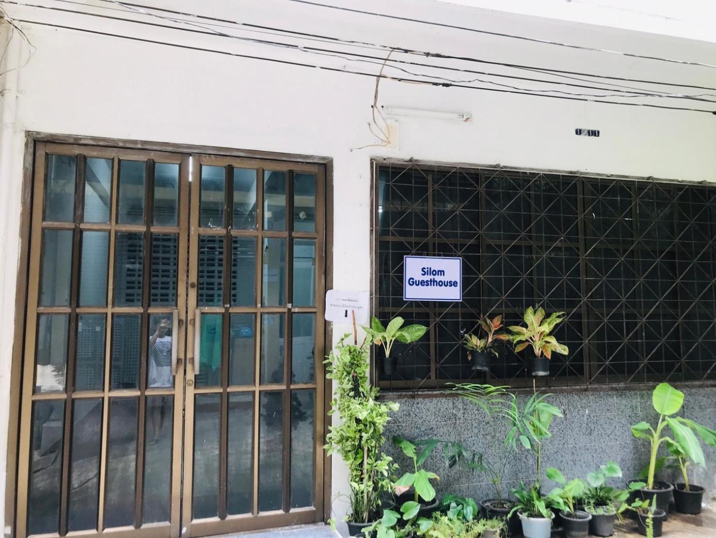 Silom Guesthouse Bangkok Exterior photo