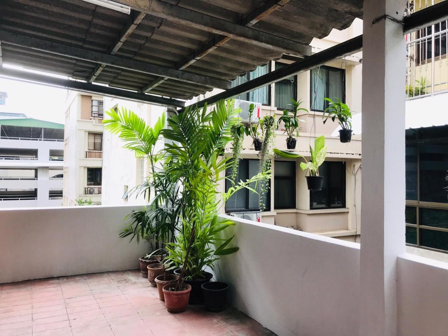 Silom Guesthouse Bangkok Exterior photo