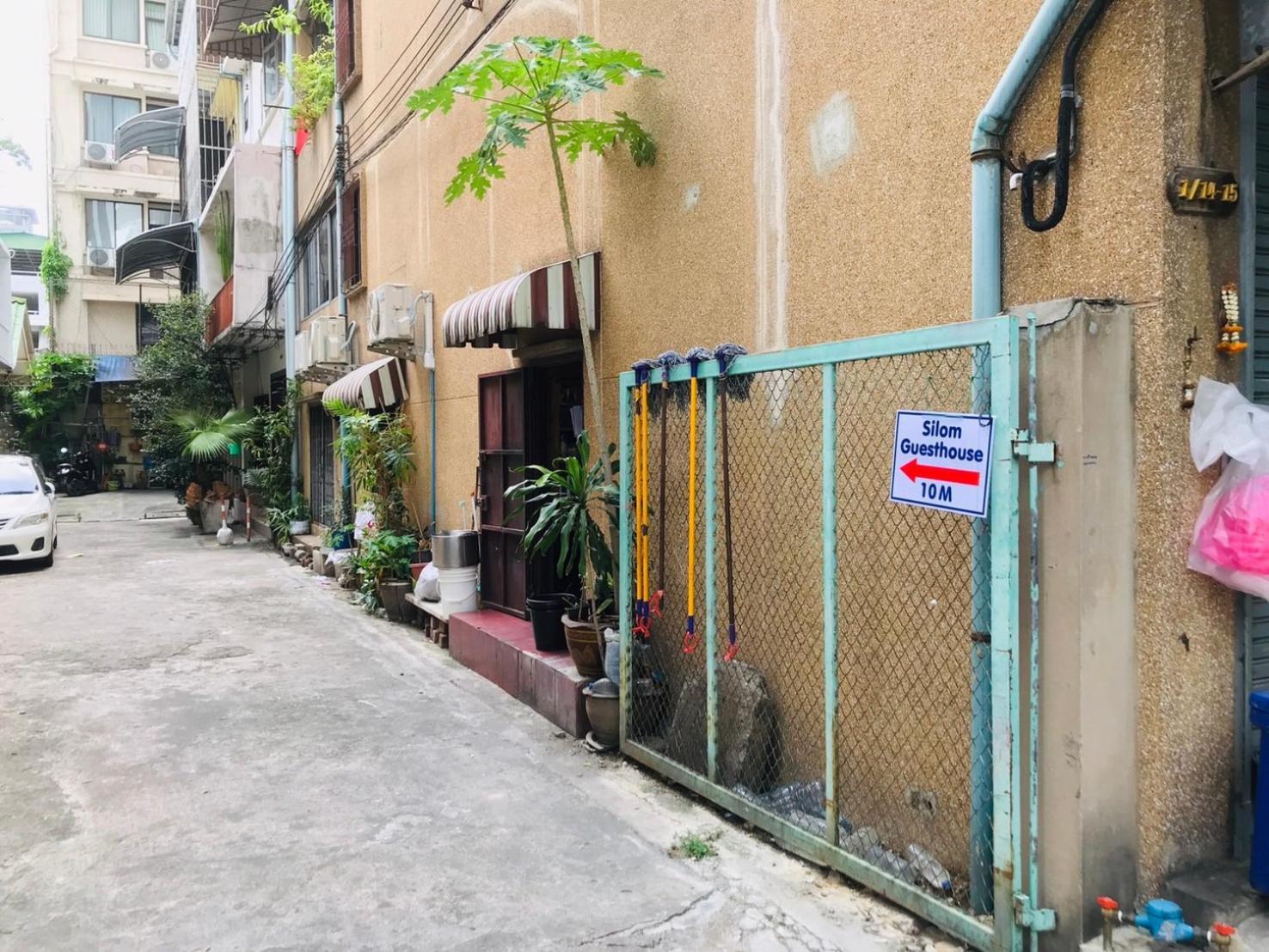 Silom Guesthouse Bangkok Exterior photo